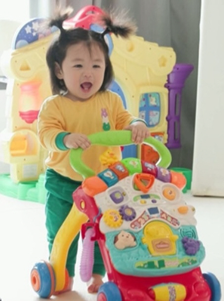 Shim Hyeong-tak is a day, 9 months old, and he's already walking..The babbling sound explodes. (Sudol)