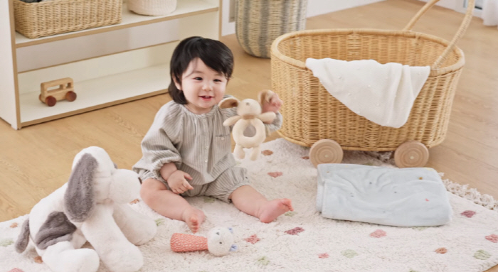 Shim Hyung-tak is a model with more than 500 million ad revenue per day..A sweet smile on the set