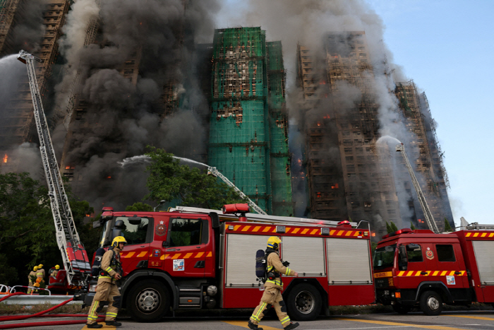44 deaths in Hong Kong apartment fire, 280 missing...Emergency arrest of three officials involved in the construction