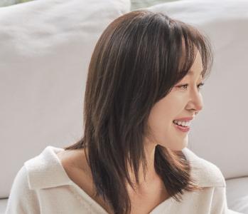 47-year-old Um Jiwon and Vicky for a photo shoot...He's a professional since his debut. He's amazed by his dog