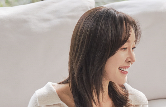 47-year-old Um Jiwon and Vicky for a photo shoot...He's a professional since his debut. He's amazed by his dog