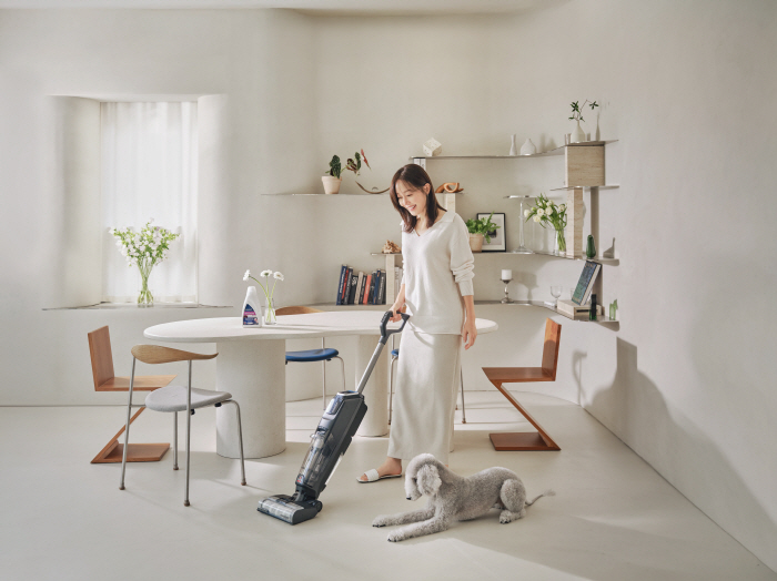 47-year-old Um Jiwon and Vicky for a photo shoot...He's a professional since his debut. He's amazed by his dog