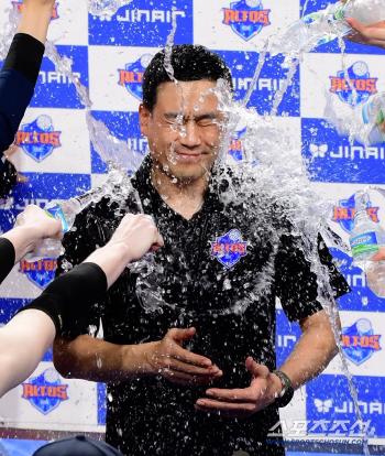 At first, it was really painful. Acting female, who became one with the players, broke seven consecutive losses and washes water for the first time in her life 