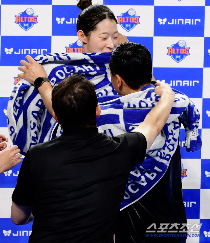 At first, it was really painful. Acting female, who became one with the players, broke seven consecutive losses and washes water for the first time in her life 