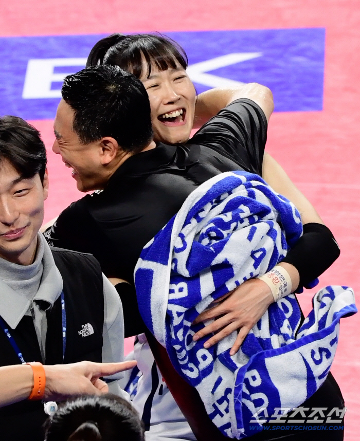 At first, it was really painful. Acting female, who became one with the players, broke seven consecutive losses and washes water for the first time in her life 