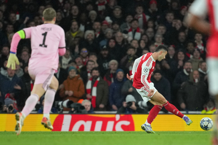 For Arsenal, a corner kick is a free throw and the 10th corner kick goal of the season to defeat the jinx in Munich...I got a treble angle!