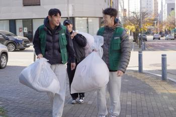 Gimpo FC's team participates in volunteer activities at the laundromat shop of love