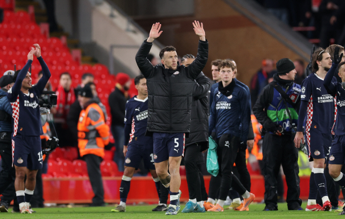 Humiliation after 72 years! Legendary Gerrard is also angry. Director finds the answer...Liverpool also lost to PSV in 14 shock