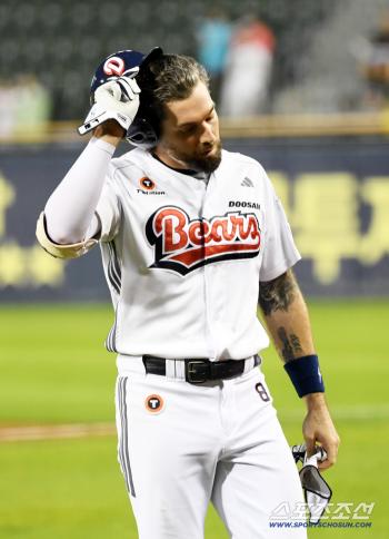 I wanted to go to another team in KBO, but I couldn't sign a contract... Other teams received attention, but they were disappointed that they failed to renew their contracts