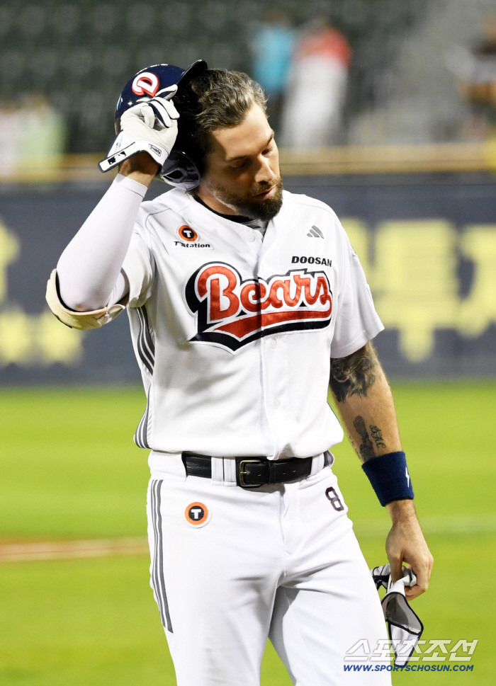 I wanted to go to another team in KBO, but I couldn't sign a contract... Other teams received attention, but they were disappointed that they failed to renew their contracts