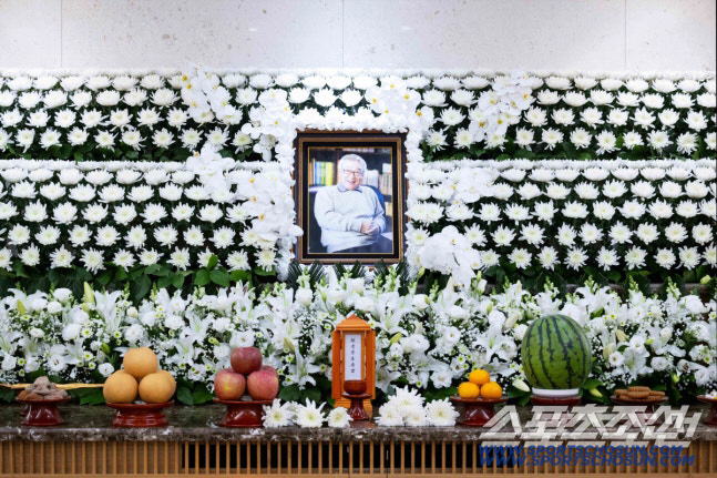 If it was a lie, Lee Soon-jae, Ha Ji-won, and Kim Young-chul would have been sleeping with 91 chrysanthemum flowers in their sobbing