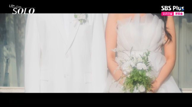 Is the 29th wedding couple Sangcheol ♥ Youngja? There's a secret couple in the wedding photo leak