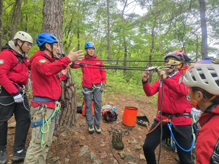 The Korea Mountain Rescue Association has successfully completed the 2025 Major Forest Road Accident Prevention Project in 20 locations nationwide