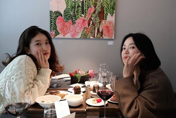 A late birthday party with Song Hye-kyo and Suzy? Surprise gift ♥ Thank you