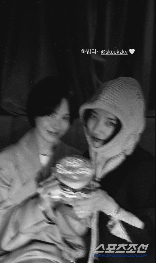 A late birthday party with Song Hye-kyo and Suzy? Surprise gift ♥ Thank you