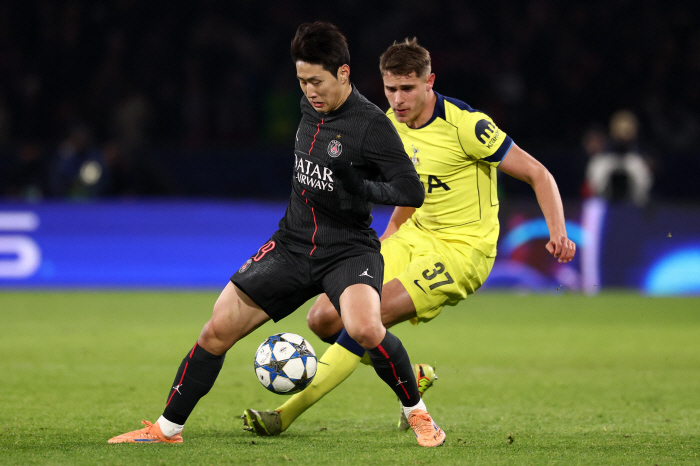 Lee Kang-in, who was caught in the back of the starting lineup! In the end, after putting in a replacement, it's a big hit...The game was decided with a sharp corner kick