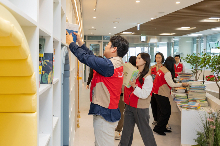 Lotte Home Shopping Small Library 100 Special Hall Adds Dreams to Healing Space
