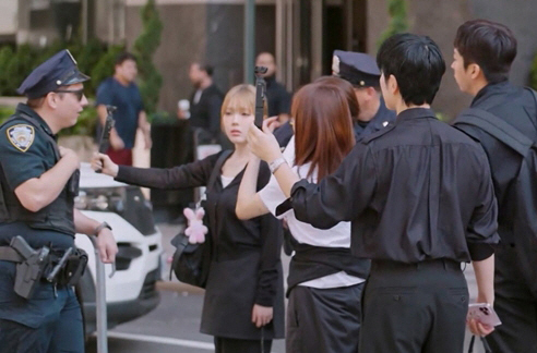 Park Min-young, you're being caught by the police..I'm capturing the embarrassed expression