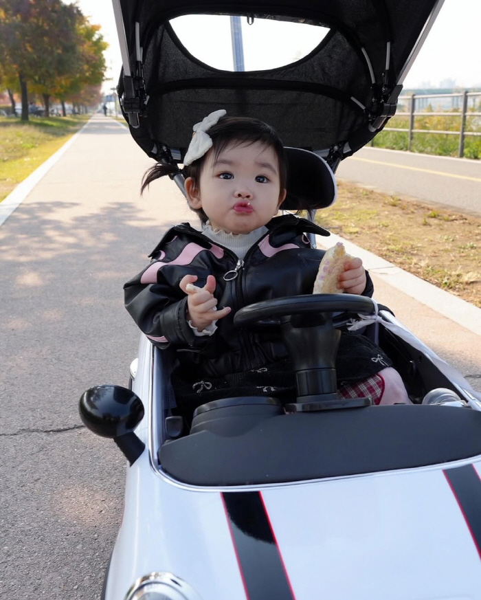 Park Soo-hong's daughter shot 15 commercials and got a foreign car in 13 monthsJAY, a car lover