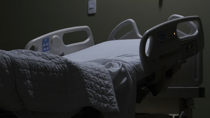 The sick mother-in-law's caring wife smells disgusting, husband's anger