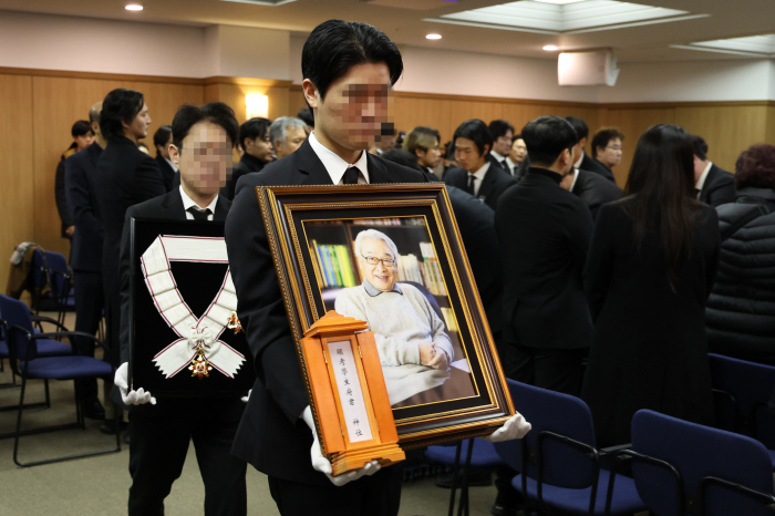 …Korean actor Lee Soon-jae in tears of his juniors