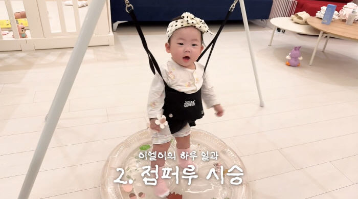 73-year-old Lee Yong-sik's house in Pyeongchang-dong turned upside down. 7-month-old granddaughter EL flipping and running upright