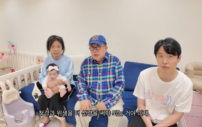 73-year-old Lee Yong-sik's house in Pyeongchang-dong turned upside down. 7-month-old granddaughter EL flipping and running upright