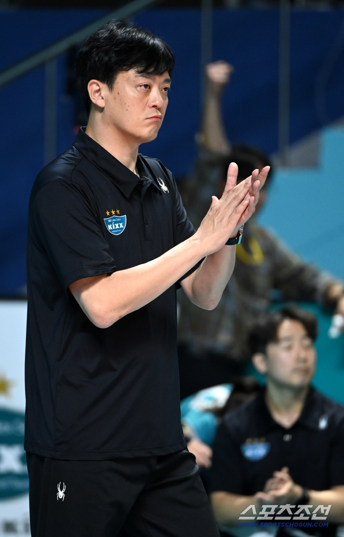 Coach Jangchung Lee Young-taek, who returned from Gwangju Suwon Hwaseong Incheon Gimcheon, had a hard time