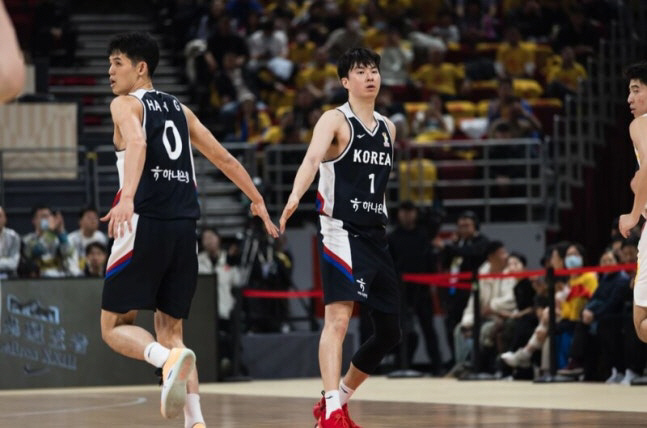  Bang, bang, bang, bang! 3 points, 9 points, 33 points, Lee Hyun-joong. He's over the Great Wall. A.C.E Gravity Lee Hyunjoong is the perfect ruler