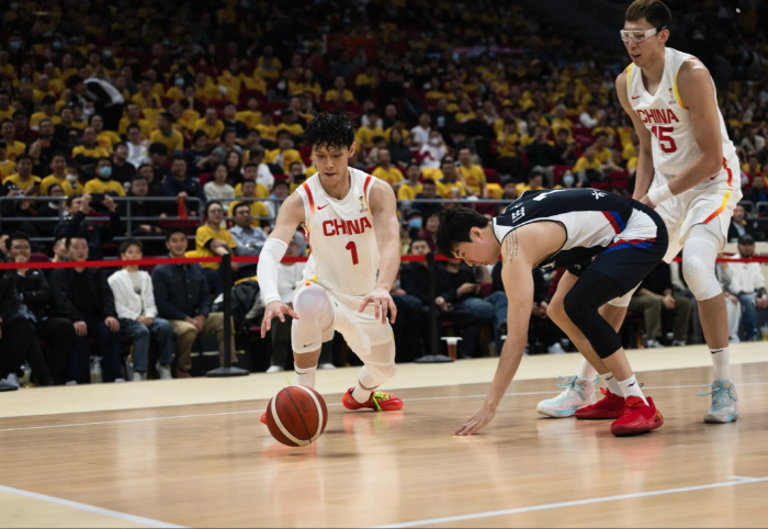  Bang, bang, bang, bang! 3 points, 9 points, 33 points, Lee Hyun-joong. He's over the Great Wall. A.C.E Gravity Lee Hyunjoong is the perfect ruler