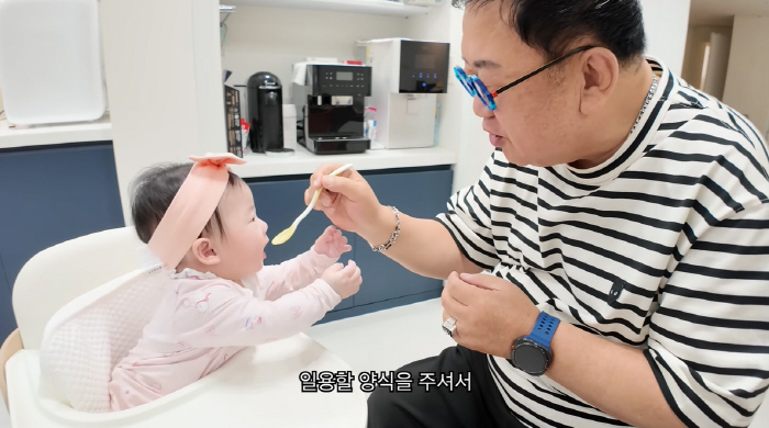 A day like this has come in my life. Lee Yong-sik, 73, collapsed at his first meal of his granddaughter