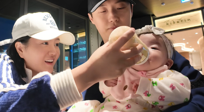 A day like this has come in my life. Lee Yong-sik, 73, collapsed at his first meal of his granddaughter