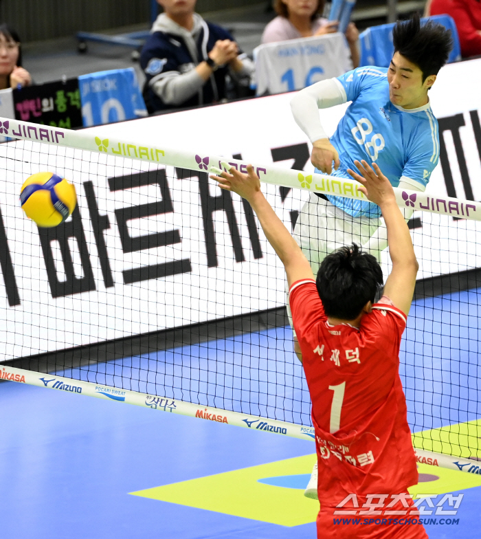 I can't believe I scored 9 points when I got 3 serve aces! 21.43% success rate humiliation of foreigners → Shutout complete defeat in 77 minutes, winning team big match that ended in vain → The head coach's sigh