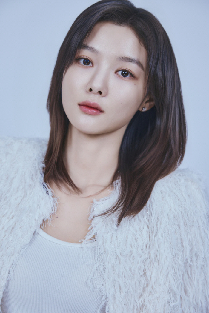  Dear X Kim Yoo-jung, I lost weight to look devastated..Everyone says they're scared when they meet