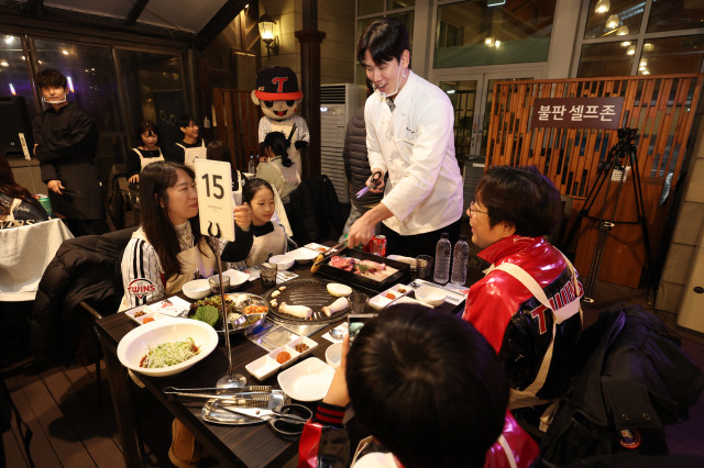 LG Twins Ends BBQ Party in Gonjiam in Successful Winning BBQ