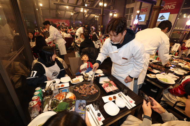 LG Twins Ends BBQ Party in Gonjiam in Successful Winning BBQ