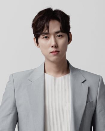 Baek Sung-hyun Signs Exclusive Contract With MUMW
