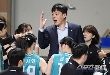  Coach Lee Young-taek encourages the players