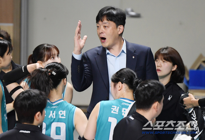  Coach Lee Young-taek encourages the players