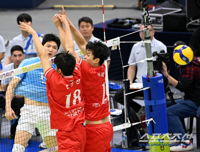  Jeong Ji-seok's spike that penetrates the blocking of forward line Seo Jae-deok