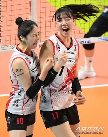  Jung Ho-young and Park Hye-min scored a thrilling blocking point