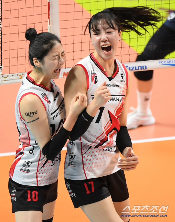  Jung Ho-young and Park Hye-min scored a thrilling blocking point