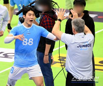  Lim Jae-young shares the joy of winning with director Henan