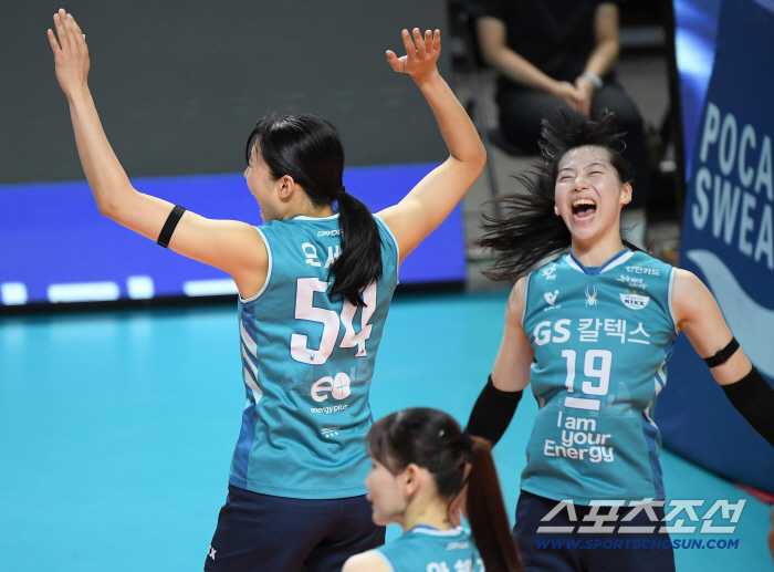  Oh Se-yeon and Yoo Se-yeon are cheering