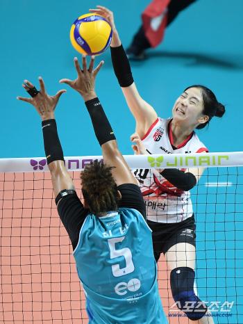  Park Hyemin attacks with all his might