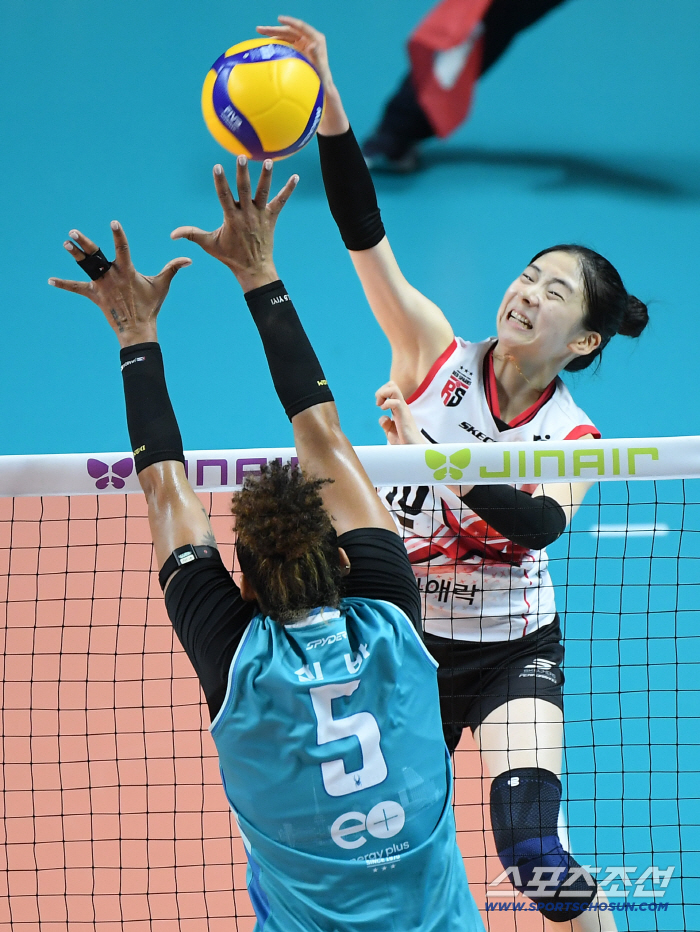  Park Hyemin attacks with all his might