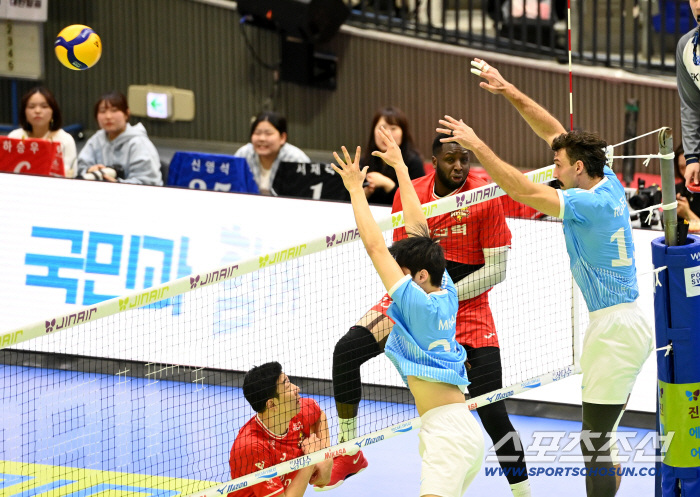  Russell blocks Benon's spike