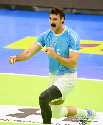  Russell cheers for serving score