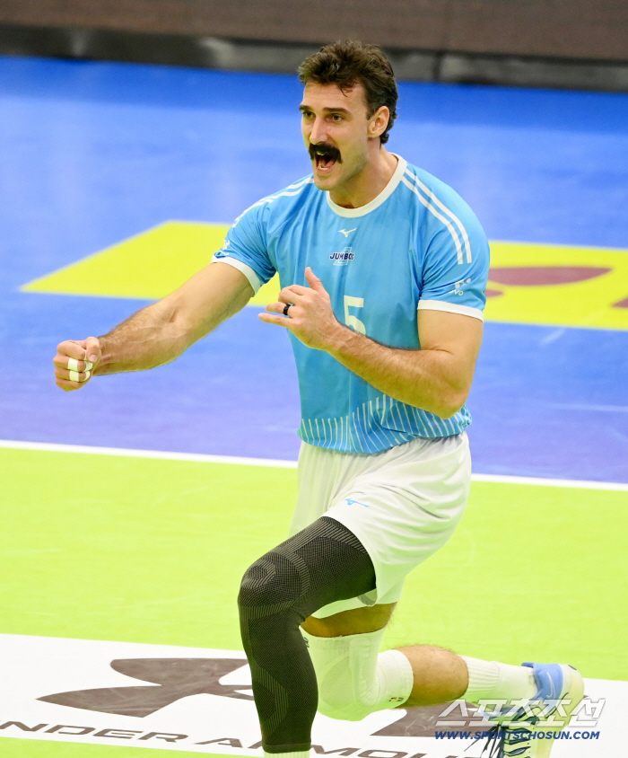  Russell cheers for serving score