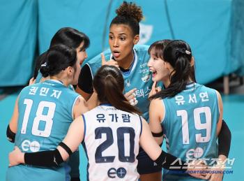  Silva encourages players after scoring